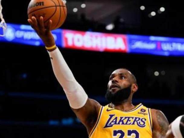 开云体育登录入口-詹姆斯末节场均9.3分效率爆表 轮换变化收获奇效