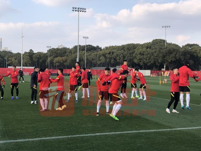 国足上海30人展开第二练 朱辰杰归队留守酒店