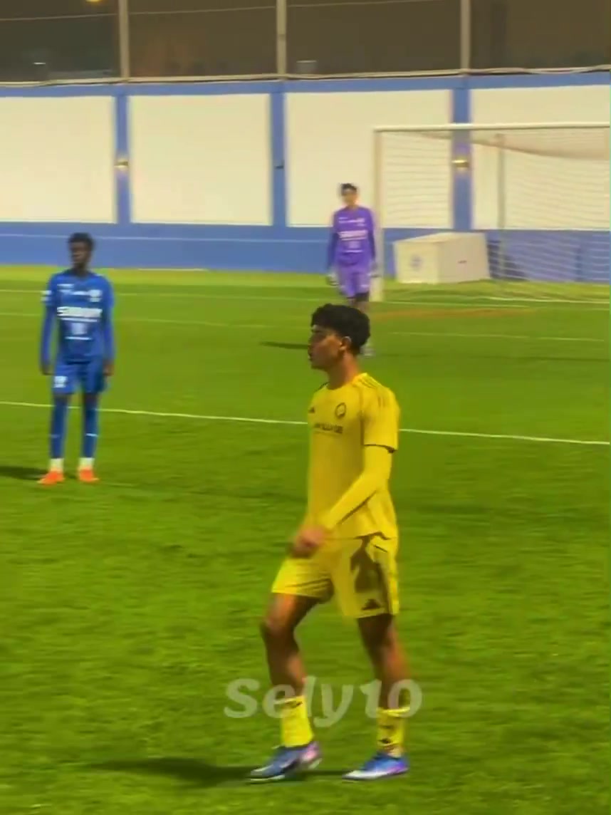 开云在哪里开户-迷你罗被换下场时情绪不满地推开对手，被主裁判黄牌警告